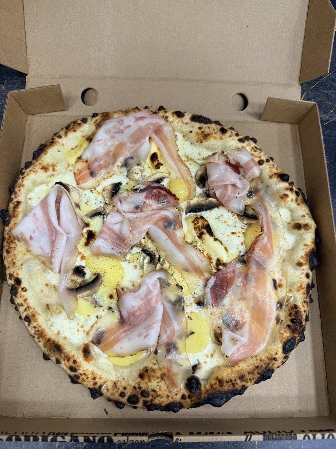 Photo réelle de la pizza La Dauphina