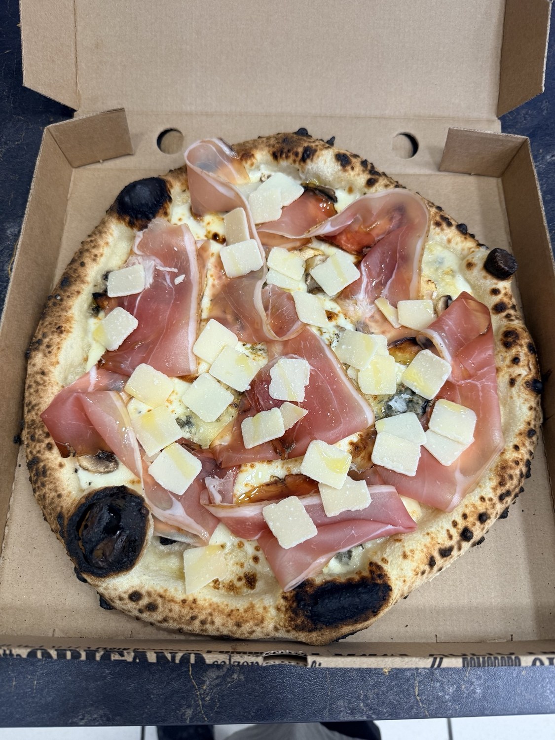 Photo réelle de la pizza Speck & Scamorza